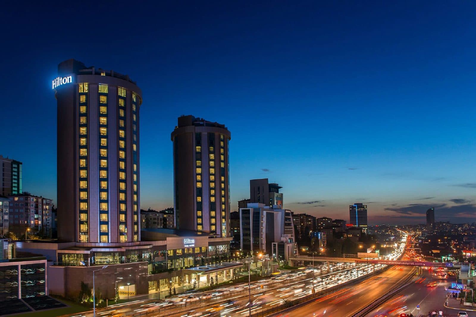 Kozyatağı Hilton'un akşam dış görünümü