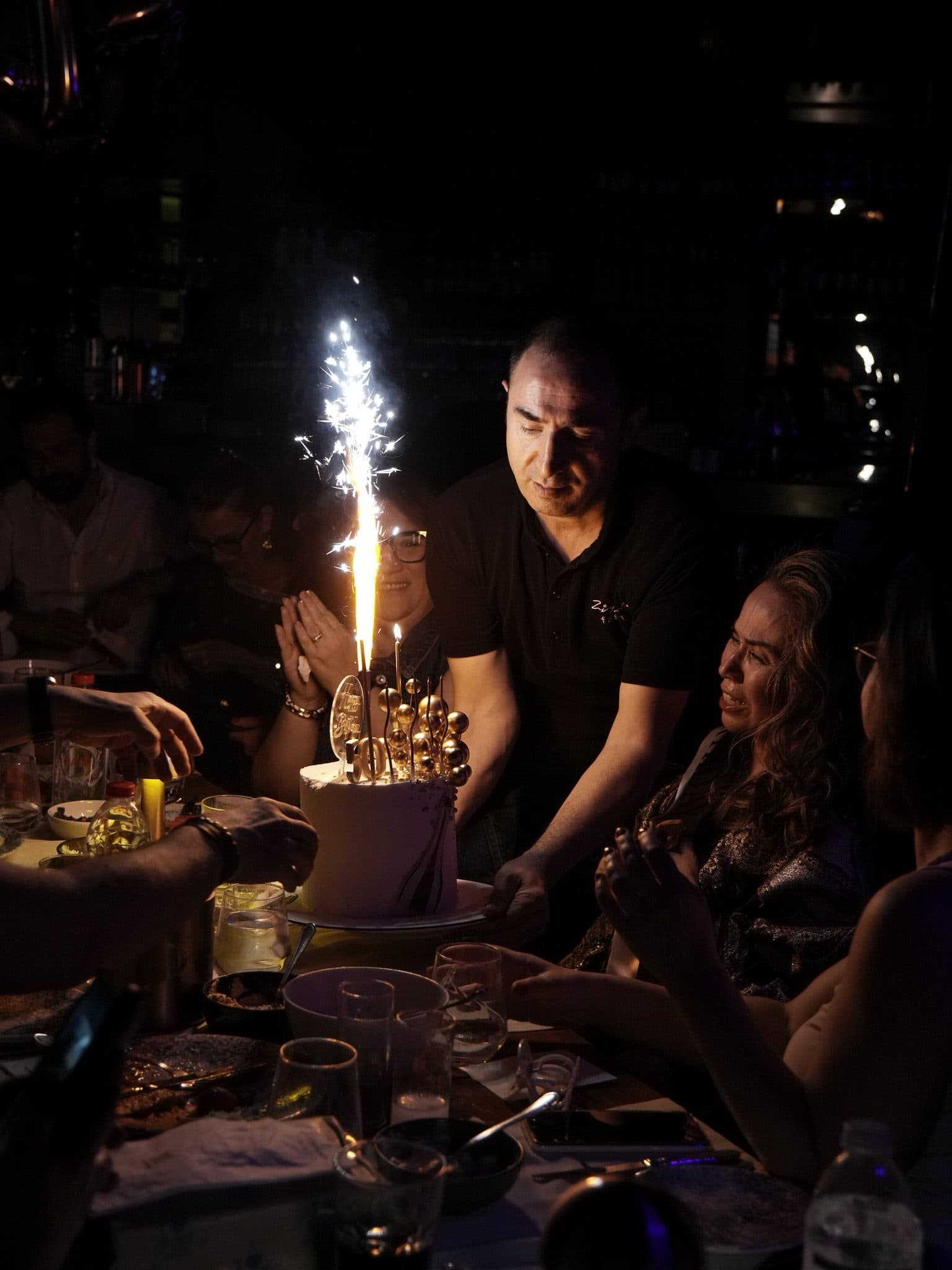Maytaplı pastayı masaya taşıyan Ziyade Fasıl servis görevlisi